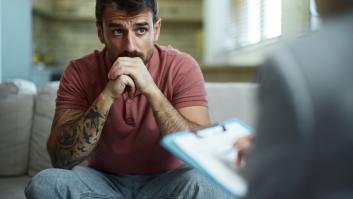 "Muchos hombres llegan a terapia cuando ya están al límite": hablamos con tres especialistas sobre salud mental masculina
