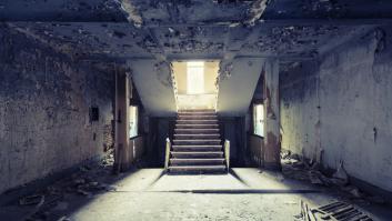 Una familia paga por su hotel de ensueño y ya se huelen la trampa cuando ven los camiones de basura en la entrada