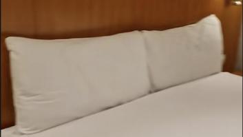 Se aloja en la suite de un hotelazo y se lleva el chasco de su vida cuando va a cargar el móvil