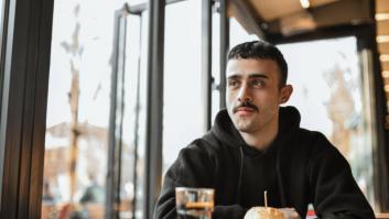 Soy técnica en nutrición y así es como bebo agua durante las comidas