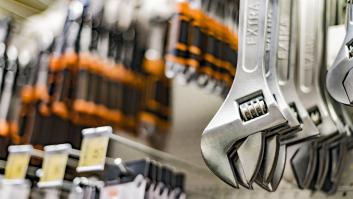 Dos personas se ponen a discutir por el Gobierno en una ferretería y la reacción del dueño es la mejor que podía tener