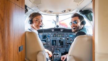 Los pilotos dejan la puerta de la cabina abierta de par en par antes del vuelo para que tengas un viaje más seguro