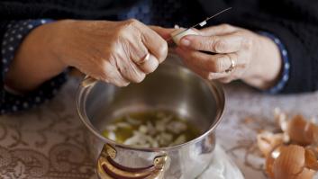 Una madre se queja de que su hija se coma toda la comida en casa de la abuela y la suya no: la razón despierta remordimientos