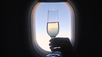 El exclusivo vuelo, más caro que un coche, en el que viajó un hombre, con caviar y ducha incluida: "16 horas viviendo como un millonario"