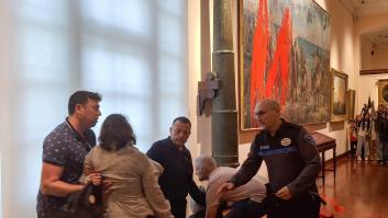 Dos activistas de Futuro Vegetal arrojan pintura contra un cuadro de Colón del Museo Naval durante el desfile