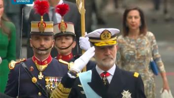 Felipe VI está pasando revista y ojo a lo que estaban haciendo Letizia y Sánchez justo detrás de él