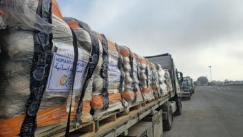 Comienza a entrar la ayuda humanitaria en Gaza: cientos de camiones acceden desde Egipto tras el alto el fuego