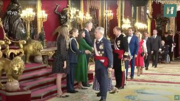 La única persona con la que se han parado a hablar los reyes de España durante el besamanos