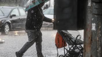 Las lluvias obligan a suspender el tráfico de trenes entre Barcelona y Valencia, mientras que en algunas zonas suspenden las clases este lunes