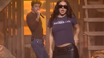 Charli XCX aparece por sorpresa en 'Saturday Night Live' y muchos ven una pulla directa a Taylor Swift