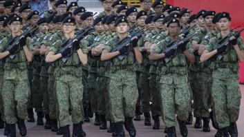 Un pequeño país tiene tal poder militar que tuvieron que secar 8.000 hectáreas de mar para que cupiera su ejército