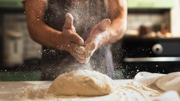 Un panadero deja la ciudad, se va al pueblito y revoluciona con la semana laboral de 4 días, 2.000 euros de sueldo y vacaciones de 10 semanas