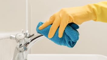 El trucazo de los fontaneros para eliminar la cal de los grifos y luzcan brillantes mucho más tiempo