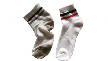 Adiós al bicarbonato de sodio: una nueva solución promete blanquear los calcetines grises en 30 minutos