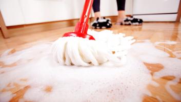 Un profesor de física desvela el momento en el que no tienes que fregar el suelo si quieres que se seque rápido
