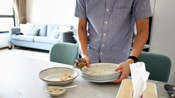 Unos hosteleros revelan lo que piensan de los clientes que retiran sus propios platos del restaurante: "Pueden causar más problemas de los que creen"