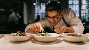 Un chef, despedido por WhatsApp tras 3 meses de trabajo, acude a los tribunales y fallan completamente a su favor