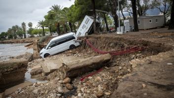 Están en el bar jugando a cartas, todo empieza a inundarse y logran escapar reventando la pared: "Era como un mar"