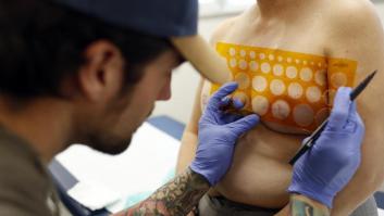 Álvaro Quesada, tatuador de pacientes con cáncer de mama: "No hay euro que pague ese momento cuando se ven en el espejo"