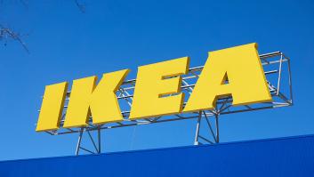 Va a la cafetería de Ikea, hay unos niños jugando, le tiran el café y la reacción de los padres da para reflexión