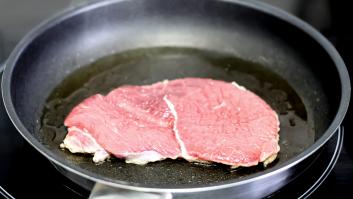 Un experto pone el foco en el error común al cocinar la carne en casa y en barbacoas: arruina el sabor y muchos lo cometen