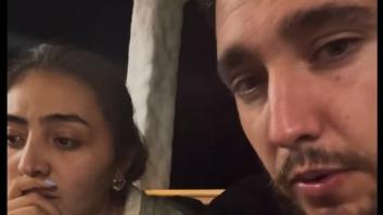 Se van de viaje a Colombia, el dueño del alojamiento les invita a cenar y lo que les pasa luego es para echarse a llorar