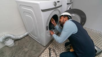 Un técnico apunta lo que debes hacer cada mes para evitar que tu lavadora se rompa: "Es un sitio común para residuos persistentes"