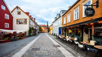 Entra en un restaurante de Noruega, pide una mesa para tres y un carrito de bebé y lo que hace luego es hasta denunciable en España