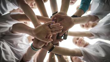 Javier de Haro, psicólogo, sobre cómo enseñar a tus hijos a tener buenos amigos: "Los verdaderos amigos no compiten contigo, celebran tus éxitos"