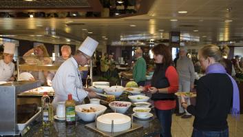 El motivo por el que se recomienda evitar los bufés durante las primeras horas a bordo del crucero
