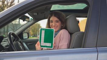 La UE aprueba que se pueda conducir desde los 17 años si se va acompañado