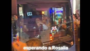 Pasa este autobús por la Gran Vía antes de que llegara Rosalía y lo que hace una anciana es una genialidad