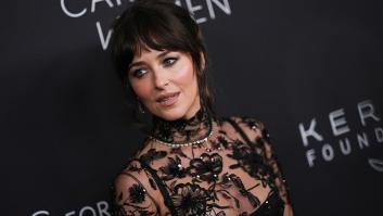 Dakota Johnson responde como solo ella podía hacerlo cuando le preguntan por su gusto por los 'vestidos desnudos'