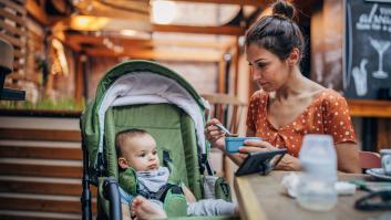 Entra al restaurante con su hijo de 13 meses y estalla al descubrir los 65,90 euros de más: "No es un peluche, si se sienta en la mesa tiene que pagar"