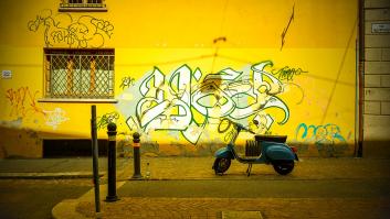 Un vecino deja un mensaje mordaz al dueño de una moto abandonada en la acera y unas cuantas llamadas