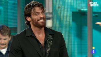 El actor Can Yaman dice que aprendía español gracias a 'La Revuelta', y lo que suelta sobre Broncano genera risa unánime en el plató