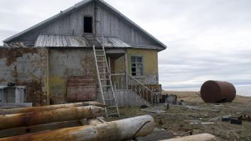 Abandonan una isla soviética en 1990 y surgen imágenes escalofriantes de los animales que ocupan su estación meteorológica