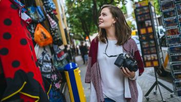 Entra en un souvenir de Sevilla y lo que encuentra en la pared podría ser la madre de las casualidades