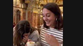 Van a desayunar a una cafetería lujosa y ojo a lo que cuesta la botella de agua: se parten de risa por no llorar