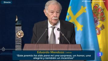 El comentario de Eduardo Mendoza, muy a su estilo, que saca una sonrisa a Felipe VI