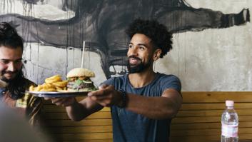 Va a comer al restaurante donde no se elige la comida y los comentarios no tardan en llegar por lo que sirven