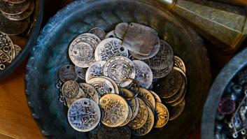 Sale a pasear por el bosque, tropieza con cuatro jarrones y dentro hay un tesoro plateado del reinado de un sultán