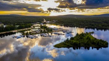 El servicio de rescate se desentiende, el dueño no sabe qué hacer así que este barco lleva medio hundido en el puerto desde hace dos años