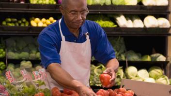 Trabaja sin cobrar en un supermercado durante 4 años, le rechazan cuando pide dinero y su exjefe sale al contraataque