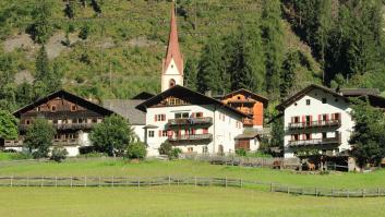 Sorprenden las rocas del tamaño de barras de pan colocadas sobre los tejados y salen a aclarar su razón de ser