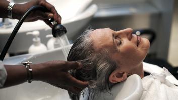 Una peluquera señala con qué frecuencia debes lavarte el pelo a partir de los 50: todo depende del tipo de cabello