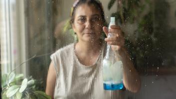 Una experta en limpieza anima a limpiar las ventanas en octubre para prevenir las antiestéticas manchas