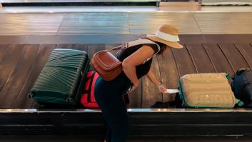 Los más avispados ponen esta pegatina en su maleta para que sea la primera en salir en la cinta transportadora