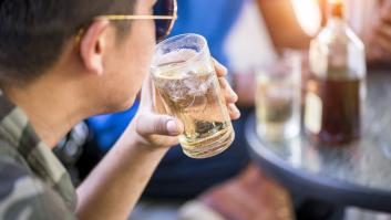 A unos clientes se les rompe un vaso y cuando acude el camarero se encuentra lo que menos podía esperar: "Lo que tenemos que aguantar"