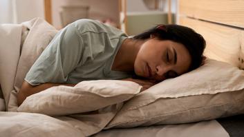 Una técnica nutricionista señala el lado del que duerme para evitar la acidez estomacal